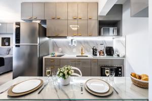 una cucina con tavolo e due piatti di Rosemari's Apartments Republica a San Paolo