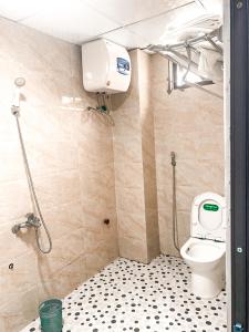 La salle de bains est pourvue de toilettes et d'une cabine de douche. dans l'établissement Khách sạn Lâm Viên, à Pho Mới