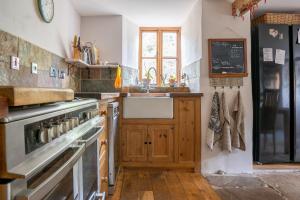 Köök või kööginurk majutusasutuses Woodview - cosy 1840s cottage in Chew Valley and Mendip AONB