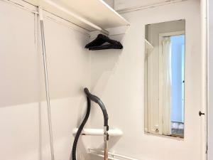 un baño con cabezal de ducha junto a un espejo en Studio Apartment In Rdovre, Trnvej 29a, en Rødovre