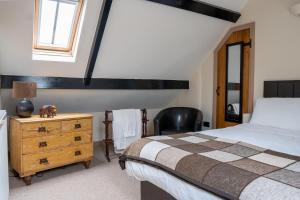 - une chambre avec un lit, une commode et une fenêtre dans l'établissement Woodview - cosy 1840s cottage in Chew Valley and Mendip AONB, à Compton Martin