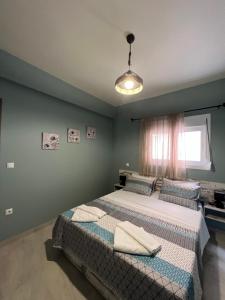 um quarto com uma cama e uma janela em Akrotiri Luxury Suites em Trápeza