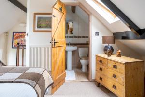 Voodi või voodid majutusasutuse Woodview - cosy 1840s cottage in Chew Valley and Mendip AONB toas