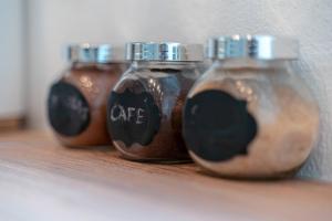 drie glazen flessen koffie zittend op een tafel bij Charmant havre de paix ventilé en campagne in Le Gosier