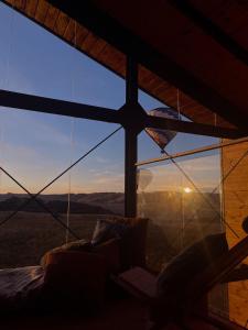 a room with a window with a view of the sunset at Cabana Cambará in Cambara do Sul