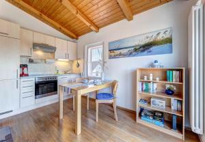 eine Küche mit einem Holztisch im Zimmer in der Unterkunft Ferienwohnung Sunset in Heringsdorf