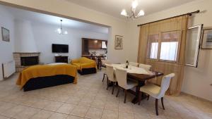 uma sala de estar com uma mesa e uma sala de jantar em Kallistimon House em Ýpsos