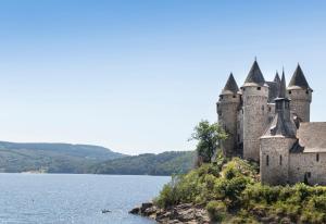 LanobreHuttopia Lac de la Siauve的水边的城堡 更多12张照片