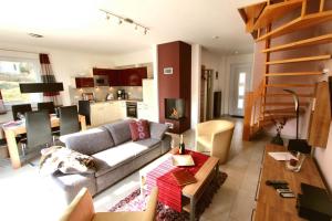 a living room with a couch and a table at Ferien_HAUS FOHLENWEIDE in Göhren-Lebbin