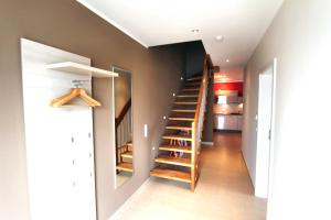 un couloir avec un escalier en bois dans une maison dans l'établissement Ferienhaus CASA PRIMERA, à Göhren-Lebbin
