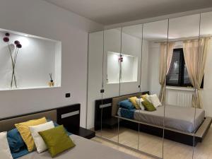 una camera con due letti e uno specchio di Villino Valedie’ a Marco Simone