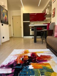 un soggiorno con tappeto colorato sul pavimento di Villino Valedie’ a Marco Simone
