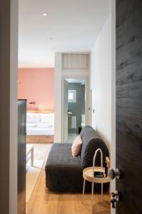 - une chambre avec un lit et une table dans l'établissement Feelin' Good Apartment, à Ioannina