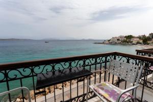 einen Balkon mit Meerblick in der Unterkunft Stelios Hotel in Spetses