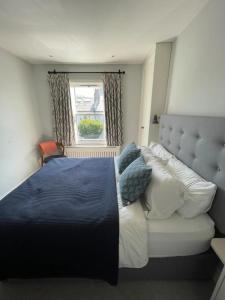 una camera con un grande letto e una finestra di Bright & Stylish 1BD Flat - Wandsworth Town a Londra