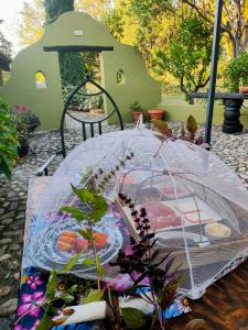 una mesa con un paraguas claro y platos de comida en Hotel Rural Casa Alfayales-Only Adults, en Poyales del Hoyo