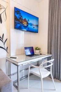 a desk with a laptop and a chair in a room at Rosemari's Apartments Republica in Sao Paulo