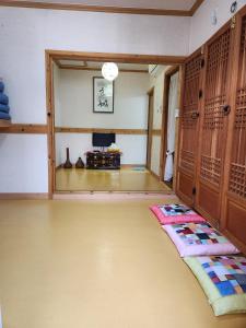 una habitación con una alfombra en el suelo en Beautiful House, en Jeonju