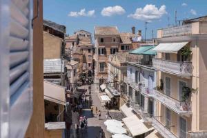 - une vue sur une rue de la ville avec des bâtiments dans l'établissement Keramidogatos Manos Guest House, Corfu Old Town, à Corfou