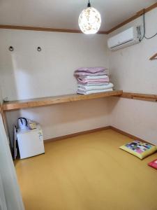 een kamer met een plank met handdoeken erop bij Beautiful House in Jeonju