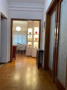 um corredor com uma mesa e uma sala de jantar em Classy spacious central appartment em Volos