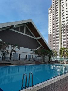 een zwembad voor een gebouw met twee hoge gebouwen bij Ampang Hilir Lake View - Suite Unit and Rooms in Kuala Lumpur