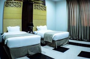 En eller flere senger på et rom på Doha Dynasty Hotel