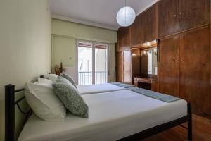 um quarto grande com 2 camas e uma janela em Classy spacious central appartment em Volos