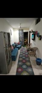 الساحل الشمالي. قريه جراند هيلز الكيلو60 في Dawwār ‘Abd Allāh: غرفة معيشة مع أريكة وسجادة