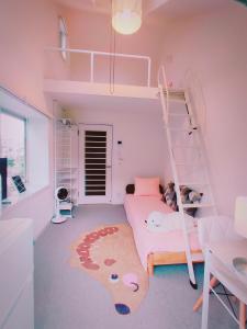 さいたま市にあるGlen Stage 中浦和の二段ベッドとソファが備わる客室です。
