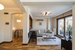 een woonkamer met een bank en een tafel bij Charming 3 Bed2bath Duplex Bosphorus Views! #53 in Istanbul