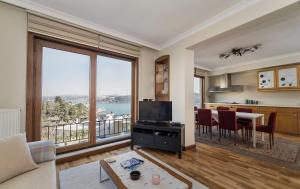 een keuken en een woonkamer met uitzicht op de oceaan bij Charming 3 Bed2bath Duplex Bosphorus Views! #53 in Istanbul