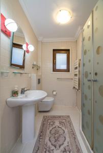 een badkamer met een wastafel, een toilet en een douche bij Charming 3 Bed2bath Duplex Bosphorus Views! #53 in Istanbul
