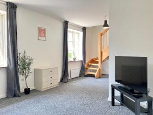 A television and/or entertainment centre at 2 Bedroom Apartment Located At Give