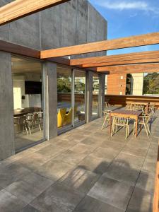 un patio con mesa de madera y sillas en Apartamento a estrenar en complejo Mansa inn2 en Punta del Este