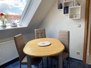 jadalnia z drewnianym stołem i krzesłami w obiekcie Apartment Wartenberg w mieście Eisenach