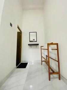 a room with a ladder and a white wall at Misty Bliss in Ella