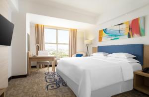 Postel nebo postele na pokoji v ubytování Four Points by Sheraton Makassar