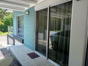 a screened porch with sliding glass doors on a house at Fruta mango 1 in Orotina