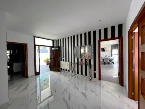 sala de estar con paredes de rayas en blanco y negro en LA IBICENCA CORDOBA en Córdoba