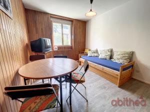Habitación pequeña con cama y mesa en Appartement 15, 4 couchages, en Aulus-les-Bains
