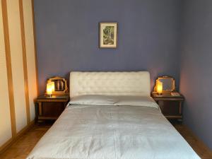 パレルモにあるLa Loggia del Marcheseのベッドルーム1室(ナイトスタンド2つ、ランプ2つ付)
