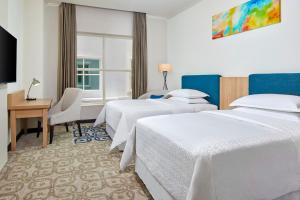 Postel nebo postele na pokoji v ubytování Four Points by Sheraton Makassar