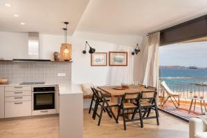 a kitchen and dining room with a table and chairs at Flateli Sant Antoni 6 in Calonge