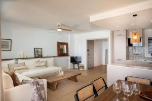 a living room with a couch and a table at Flateli Sant Antoni 6 in Calonge