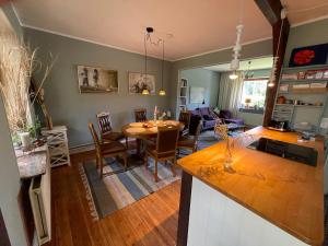 eine Küche und ein Wohnzimmer mit einem Tisch und Stühlen in der Unterkunft Ferienhaus Jenny in Flensburg