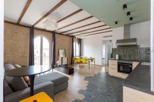 uma sala de estar com um sofá e uma mesa em SB2 - Apartamento moderno 2 dormitorios, 4º sin ascensor, muy céntrico em Zaragoza