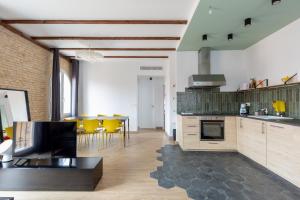 a large kitchen with yellow chairs and a table at SB2 - Apartamento moderno 2 dormitorios, 4º sin ascensor, muy céntrico in Zaragoza