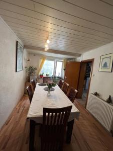 a dining room with a table and chairs at Gästehaus Linden -Zweibettzimmer in Linden