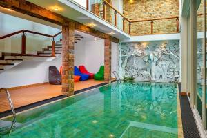 una piscina cubierta en una casa con un mural en The Palace by Ocean, en Bentota